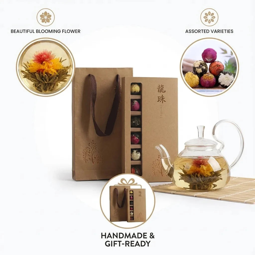 Vorbereitung für die Teezeremonie: Eine erblühende Teekugel Pu-erh entfaltet sich elegant im Wasser.