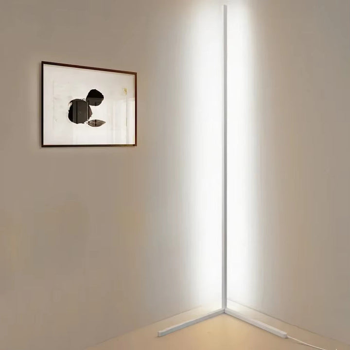 Multifunktionale LED Ecklampe mit dimmbarem Licht und praktischer Fernbedienung. Hohe Qualität.