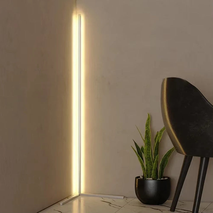 Elegante LED Stehlampe mit Fernbedienung. Moderne Beleuchtung für stilvolles Wohnen.