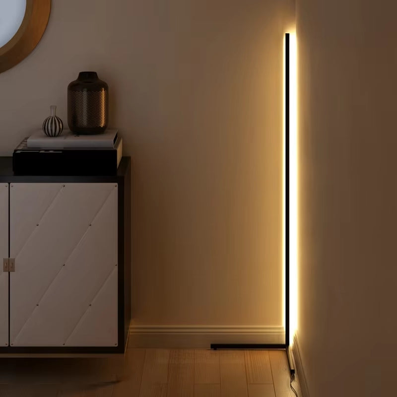 Minimalistische schwarze LED Stehlampe mit Fernbedienung für indirekte Beleuchtung & Ambiente.