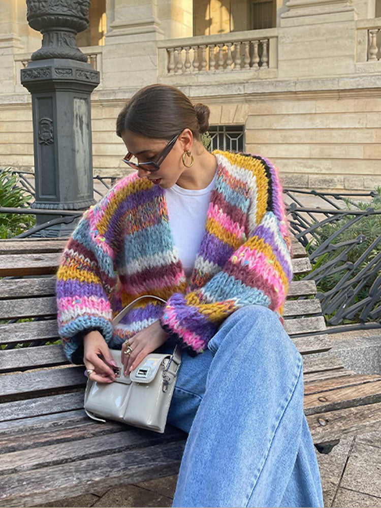 Modischer Damen Herbstpullover, weiche Strickmode, bunt & stylisch für jede Frau.