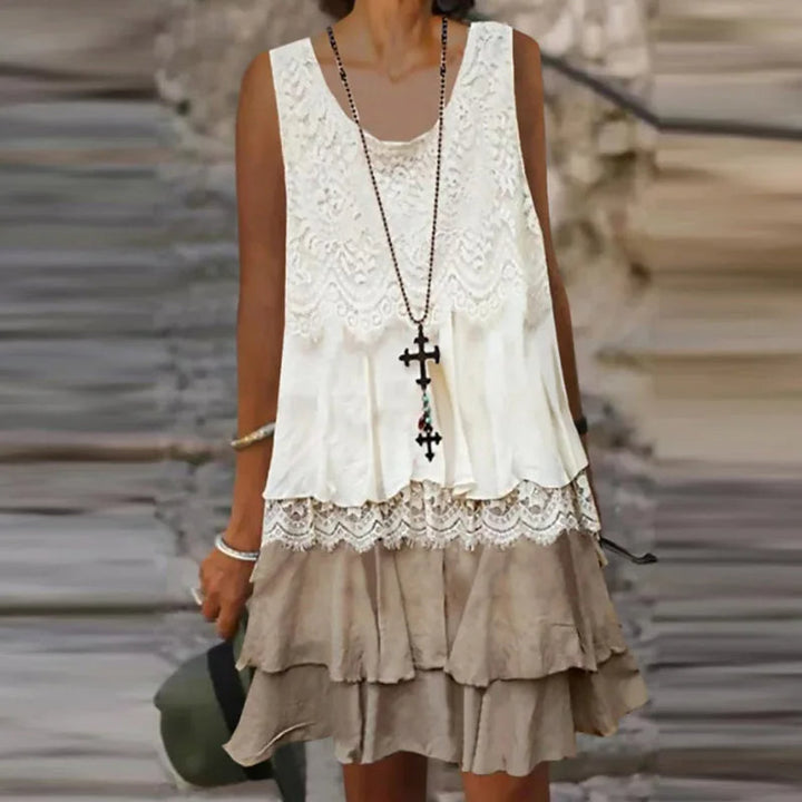 Leichtes Damen Sommerkleid ärmellos mit Spitzen-Patchwork & Rüschen. Ein bequemes Freizeitkleid für warme Tage und Strand.