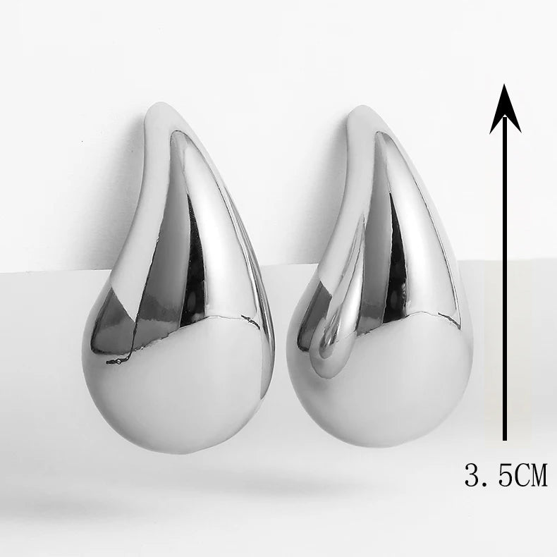 Silberne Tropfenohrringe GlimmerDrops, perfekter Damenschmuck für einen eleganten Auftritt tagsüber oder abends.