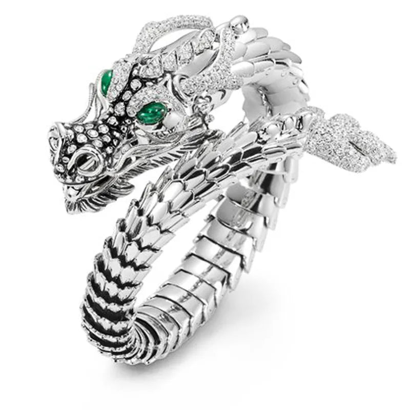 Unisex Glücksdrachenring aus Silber, detailreich gestaltet, symbolisiert Stärke, Glück und Mythologie.