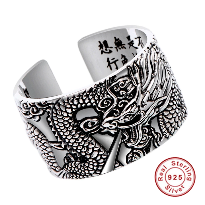 Glänzender, verstellbarer Silberring mit detailliertem Drachen-Design und Sutra-Gravuren. Ein Glücksbringer.