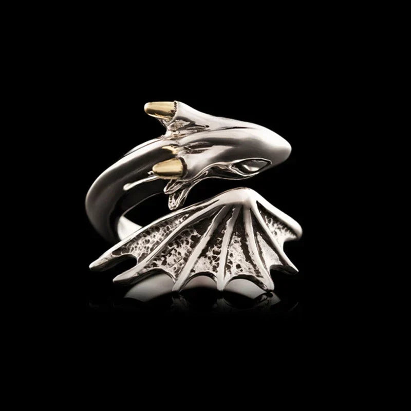 Nahaufnahme des glänzenden Edelstahl Drachenrings für Herren, verstellbar, im gotischen Fantasy-Stil.
