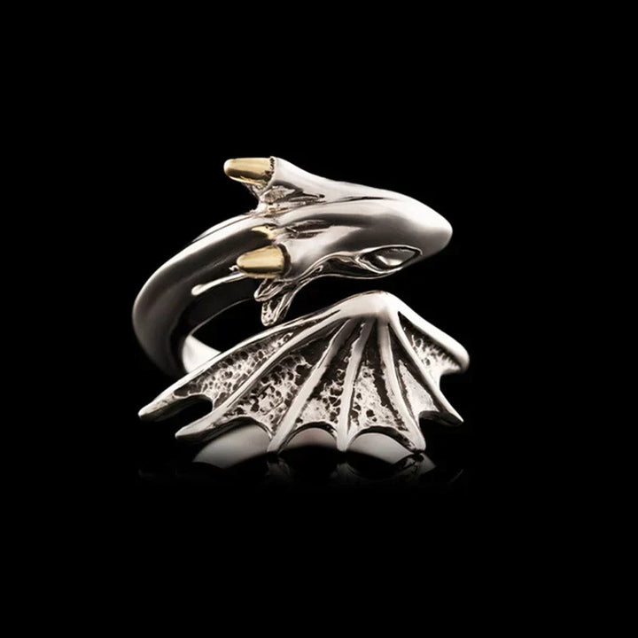 Nahaufnahme des glänzenden Edelstahl Drachenrings für Herren, verstellbar, im gotischen Fantasy-Stil.