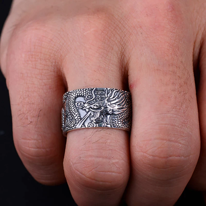 Stilvoller verstellbarer Silber-Drachenring mit Sutra-Gravur. Einzigartiger spiritueller Schmuck für jeden Anlass.
