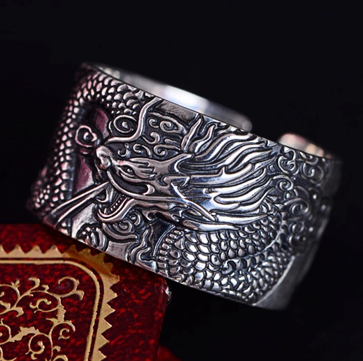 Eleganter verstellbarer Silberring mit Drachenmotiv und eingravierten Sutras. Hochwertiger Talisman-Schmuck.