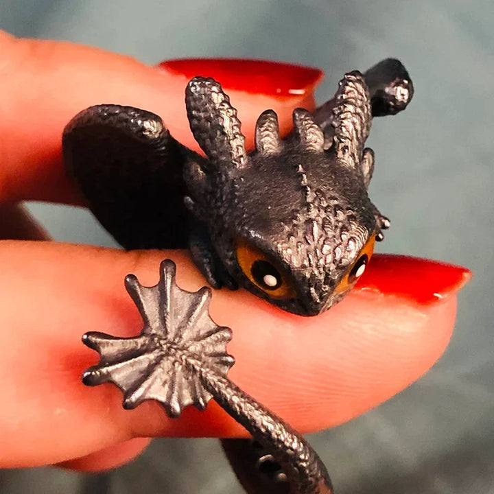 Verstellbare Drachenringe in einer Geschenkbox, ideales Präsent für Jahrestage oder besondere Anlässe.