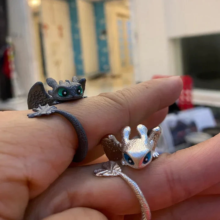 Ästhetischer Blick auf verstellbare Drachenringe aus Edelstahl, langlebiger Schmuck für Paare mit Stil.