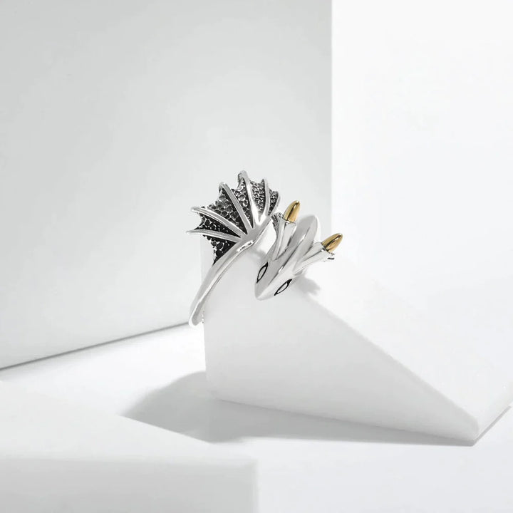 Edelstahl Herren Drachenring mit filigranen Flügeln, symbolisiert Stärke und ist ein einzigartiger Fantasy Schmuck.