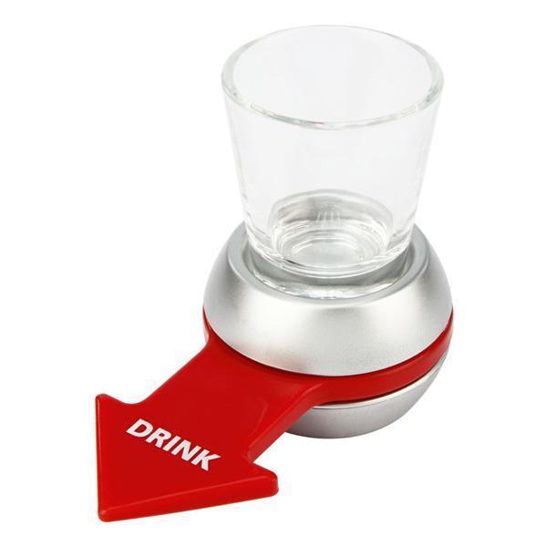 Erwachsene spielen das Dreh das Glas Trinkspiel, eine spaßige Geschenkidee für Geburtstagspartys und Feiern.
