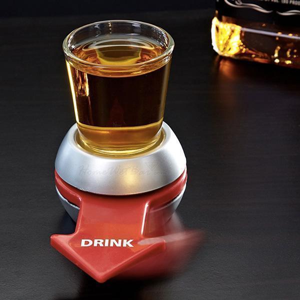 Nahaufnahme des Dreh das Glas Partyspiels mit Pfeilspinner und Shotglas, ideal für gesellige Abende.
