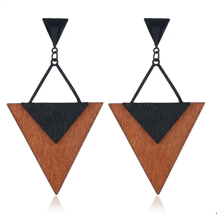 Handgefertigte Damen Holztropfen-Ohrringe im Ethno-Boho-Stil, einzigartiger Naturschmuck.