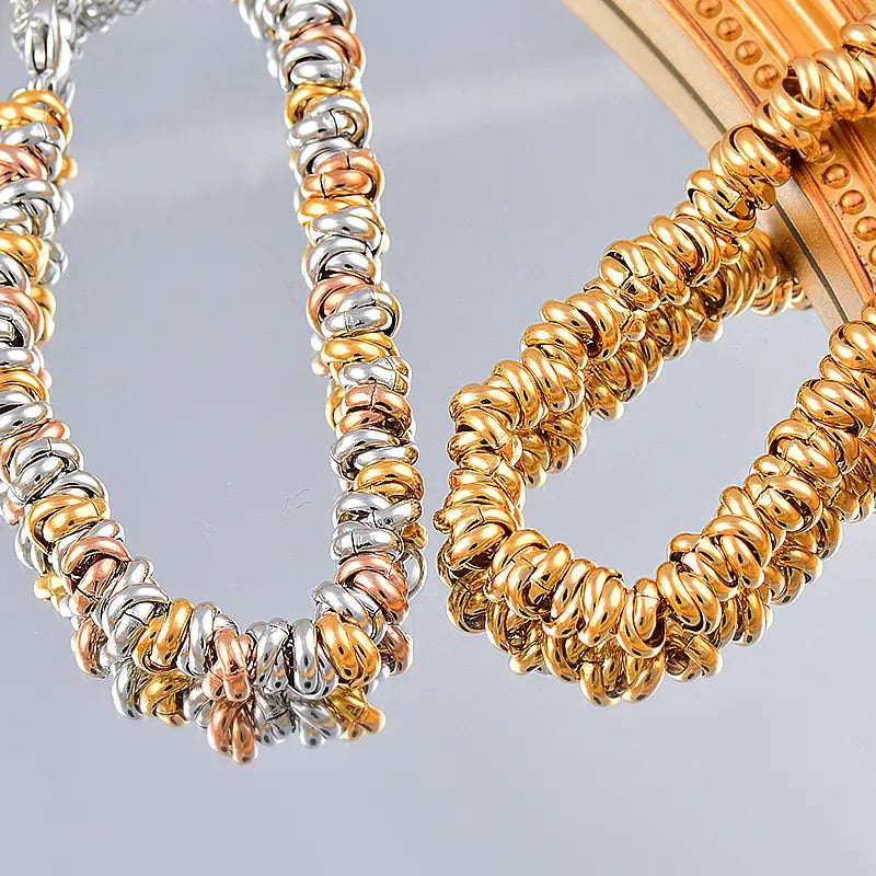 Klassisches Kettenarmband mit goldenen Perlen für Damen, edler Schmuck aus Edelstahl, elegant und zeitlos.