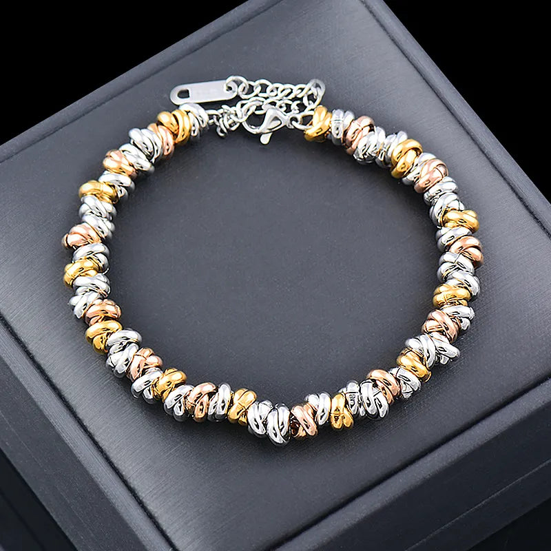 Luxuriöses Edelstahl Kettenarmband für Damen, dreifarbig mit goldenen Perlen, ein elegantes Geschenk.