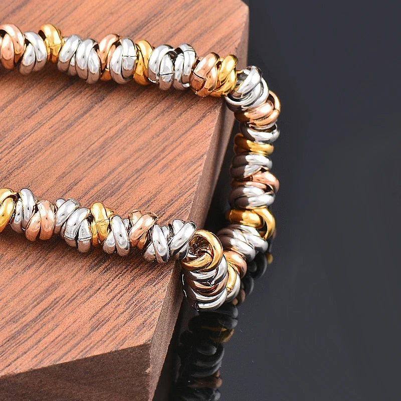 Vielseitiges Damen Perlenarmband in Gold, ein eleganter Hingucker aus Edelstahl für jeden Anlass.