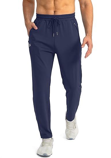Bequeme Herren Jogginghose Tapered Fit, in klassischem Design für zeitlosen Stil.