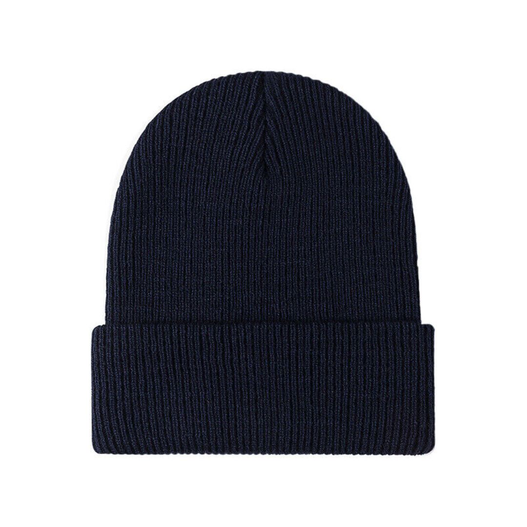 Person mit warmer Unisex Strickmütze Beanie im Schnee. Kuschelige Kopfbedeckung für Outdoor-Aktivitäten im Winter.