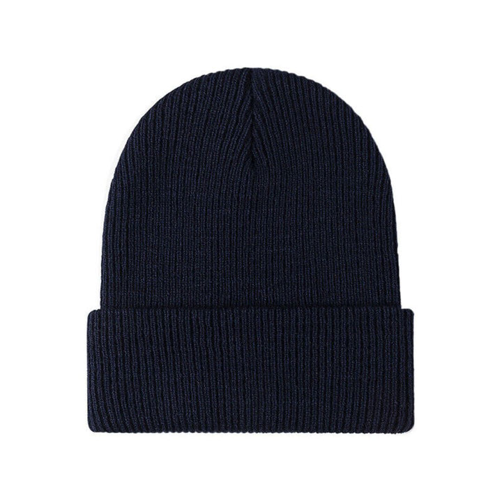 Person mit warmer Unisex Strickmütze Beanie im Schnee. Kuschelige Kopfbedeckung für Outdoor-Aktivitäten im Winter.