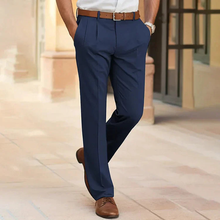 Dunkelblaue Herren Business Freizeithose Chino. Bequeme & stilvolle Alltagshose für Männer.