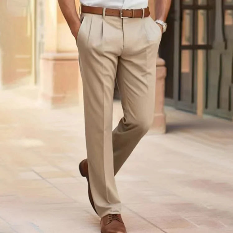 Bequeme beige Herrenhose, ideal als Business Chino oder Freizeithose. Stilvolle Alltagsbekleidung.