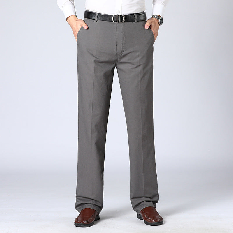 Moderne graue Herren Business Freizeithose. Strapazierfähige & elegante Chinohose für alle Jahreszeiten.