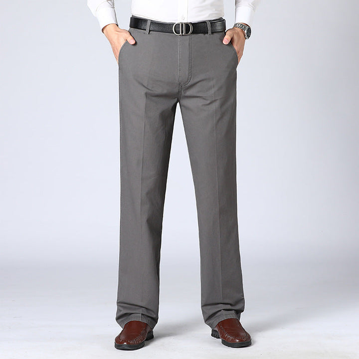 Moderne graue Herren Business Freizeithose. Strapazierfähige & elegante Chinohose für alle Jahreszeiten.