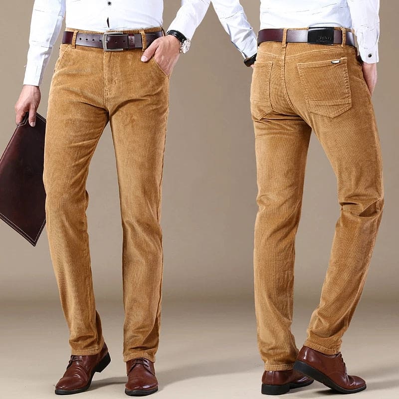 Dunkelblaue Herren Cordhose aus weichem Cordstoff, zeitloser Stil und ultimativer Komfort für jede Gelegenheit.