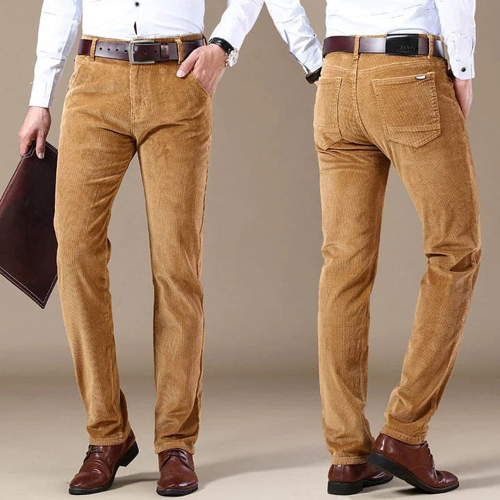 Dunkelblaue Herren Cordhose aus weichem Cordstoff, zeitloser Stil und ultimativer Komfort für jede Gelegenheit.