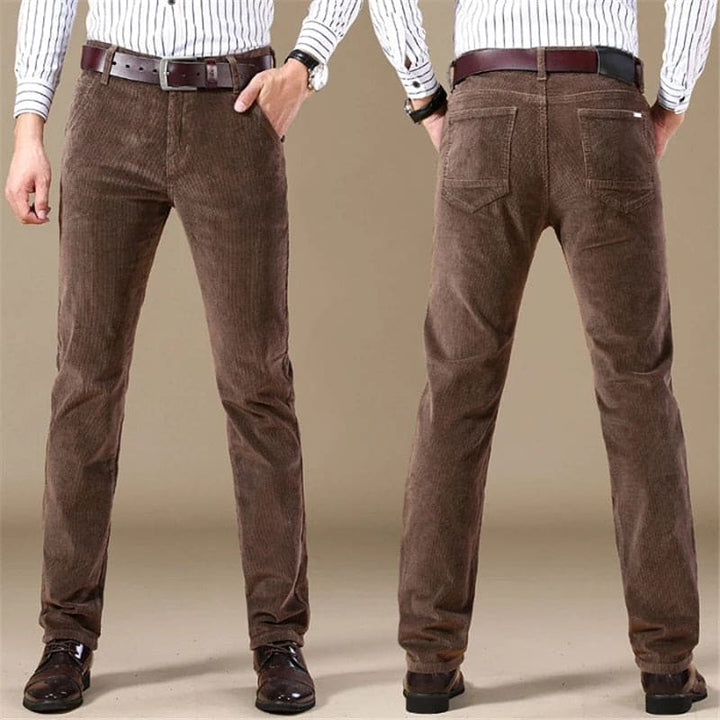 Elegante Herren Cordhose im zeitlosen Stil, ideal für Business & Freizeit, leicht kombinierbar, ganzjährig tragbar.