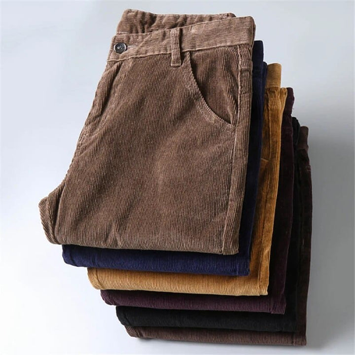 Moderne Herren Cordhose mit klassischem Design, bequem und vielseitig, ideal für den stilvollen Alltag von Männern.