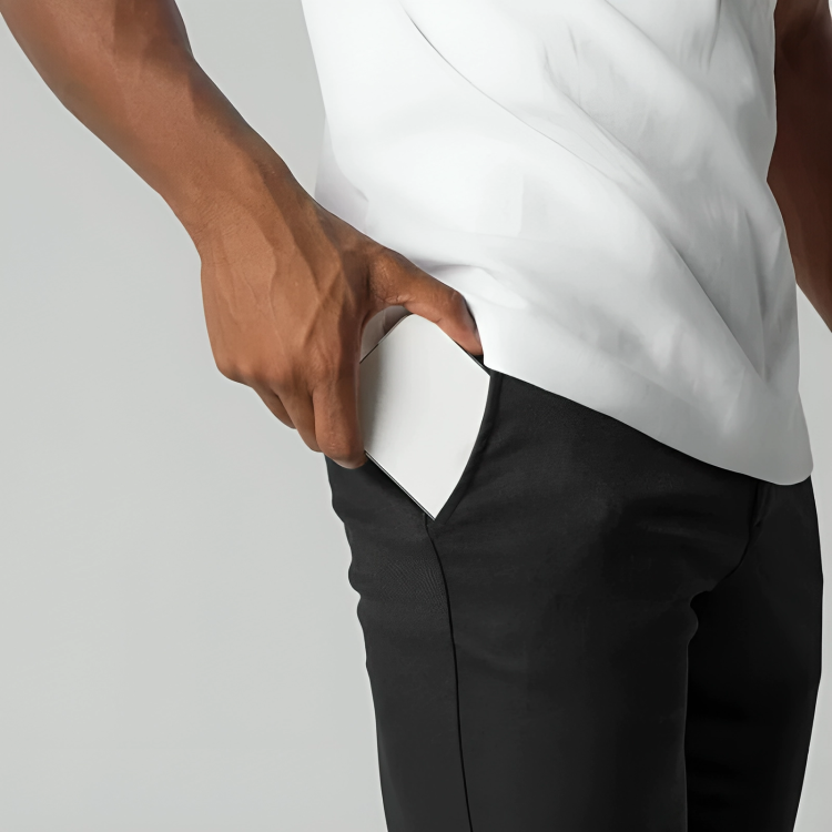 Detailaufnahme der vielseitigen Herrenhose Adam, schmal zulaufend, für Alltag & besondere Anlässe.