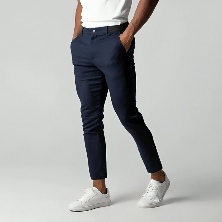 Komfortable Business-Freizeithose "Adam" in Dunkelgrau, schmal zulaufend, für Herrenmode.