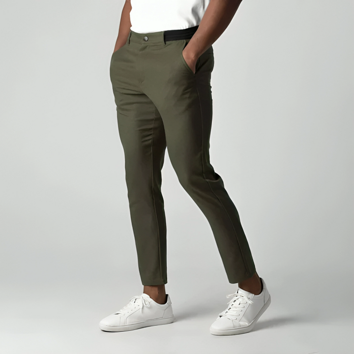 Aktuelle Herrenhose Adam, schmal zulaufend, bietet Eleganz und Bewegungsfreiheit im Alltag.