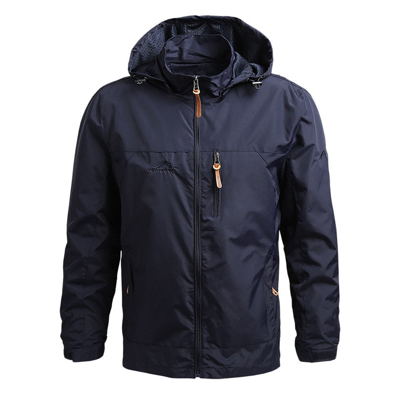 Sportliche Herren Kapuzenjacke, ideal als Windbreaker für Outdoor-Aktivitäten. Robuste Übergangsjacke.