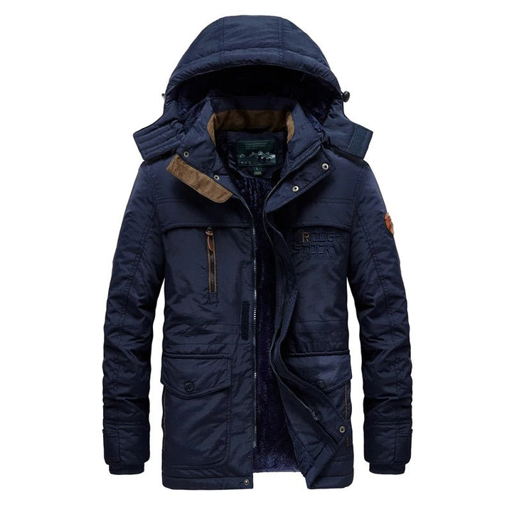 Mann trägt Herren Winterjacke Daan im Freien, zeigt stilvolle Herrenmode und optimalen Schutz vor Winterkälte.