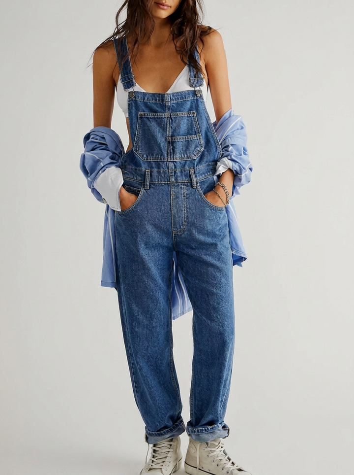 Dunkelblauer Damen Träger-Jumpsuit, bequem & stylisch, ideal für Sommer und Alltag, vorne gezeigt.