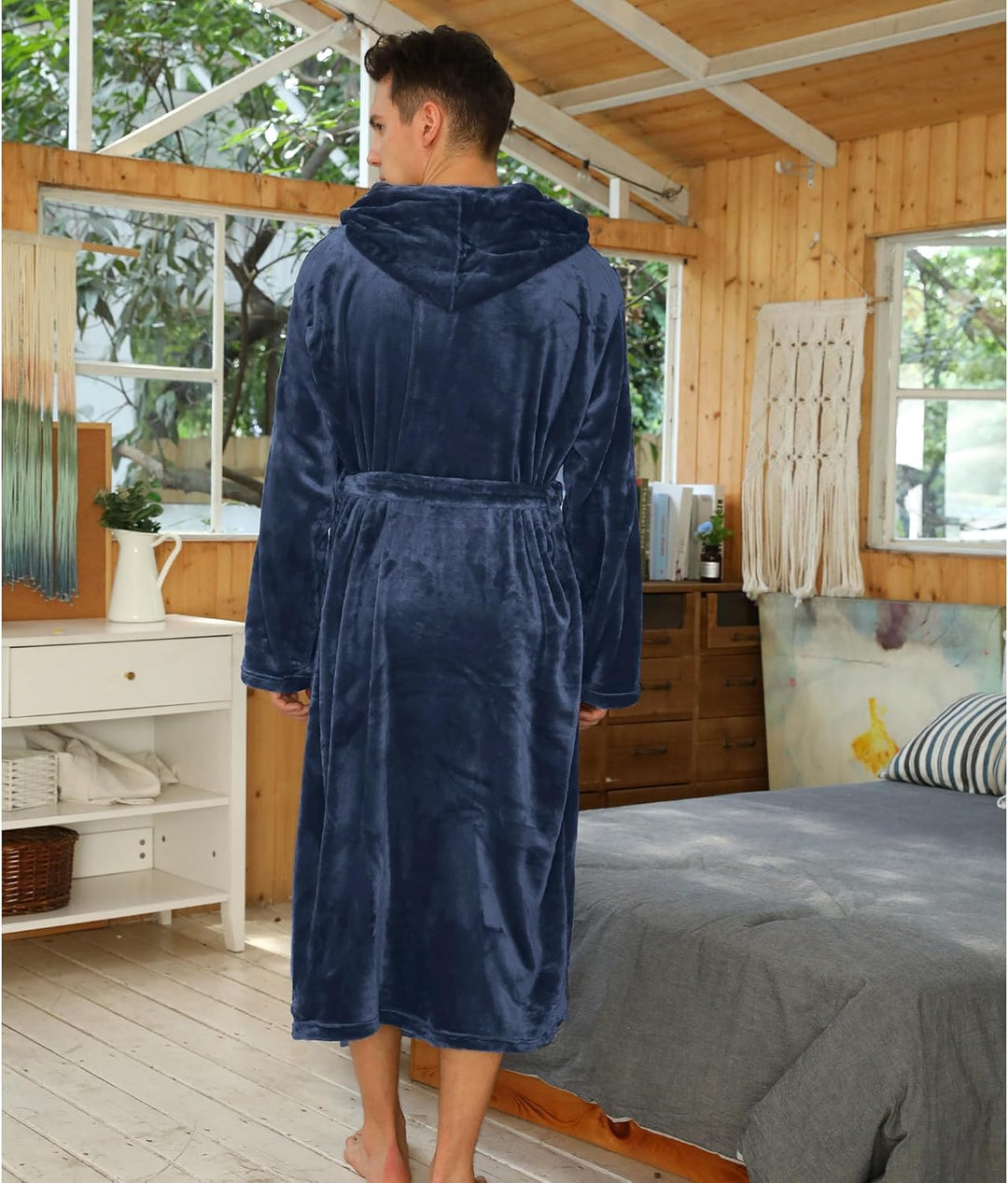 Komfortabler Herren Hausanzug im Bademantel-Stil für den Winter.