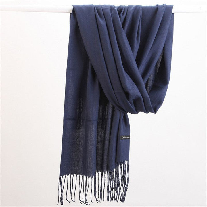 Eleganter unifarbener Damen-Winterschal, ideal für schicke Winter-Outfits. Hält warm & stilvoll.