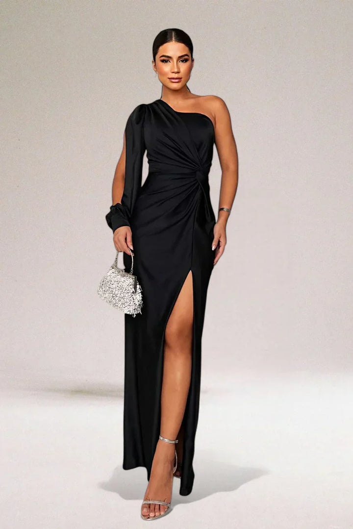 Elegantes, asymmetrisches Damen Abendkleid 'Holly' mit One-Shoulder-Ärmel und hohem Seitenschlitz.