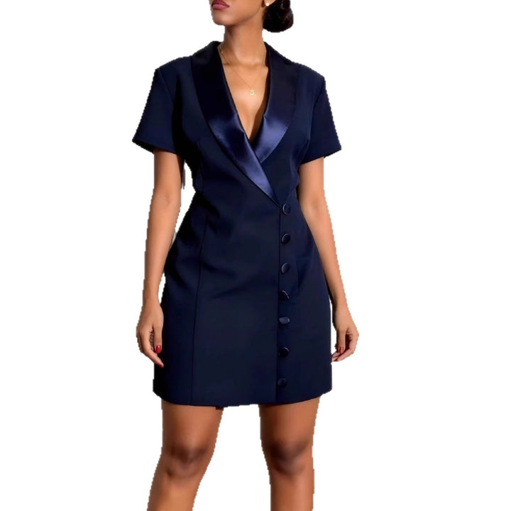 Elegantes dunkelblaues Damenkleid, Etuikleid mit klassischem Schnitt, verziert mit Satin-Kragen und Knopfdetails.