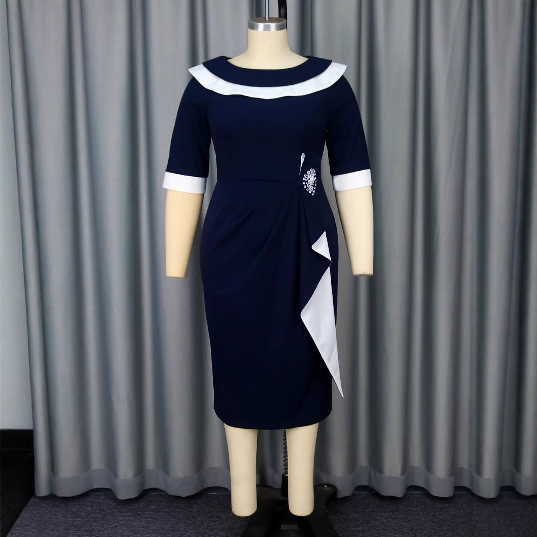 Modisches dunkelblaues Festkleid mit eleganten Rüschen an der Seite, geeignet für besondere Anlässe.