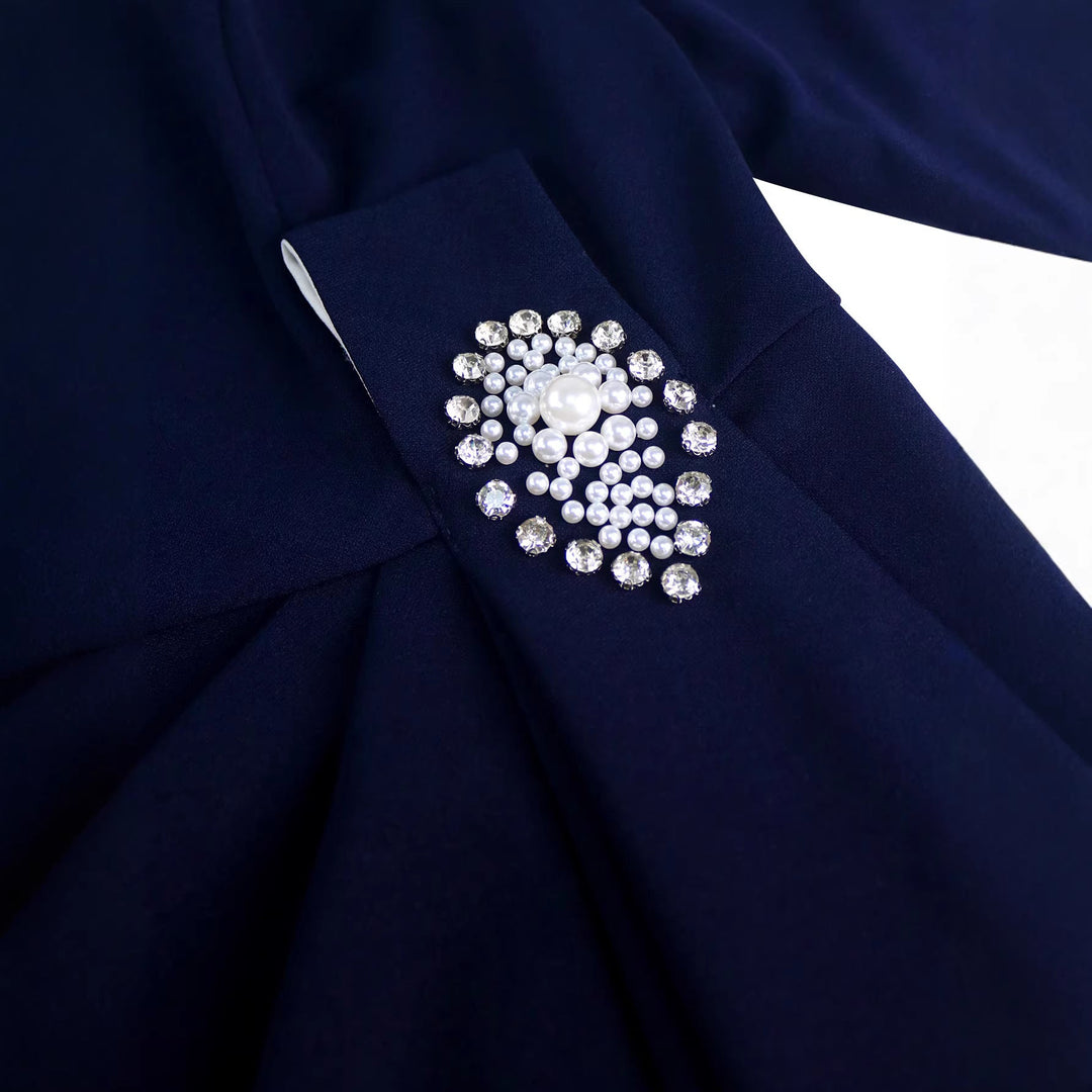 Edles dunkelblaues Damen-Abendkleid mit fließenden Rüschen, betonter Taille und femininem Design.