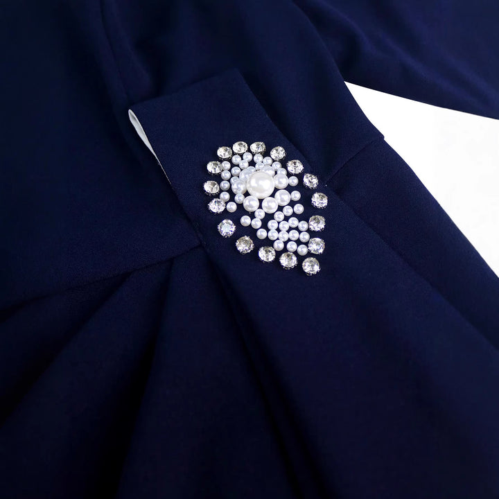 Edles dunkelblaues Damen-Abendkleid mit fließenden Rüschen, betonter Taille und femininem Design.
