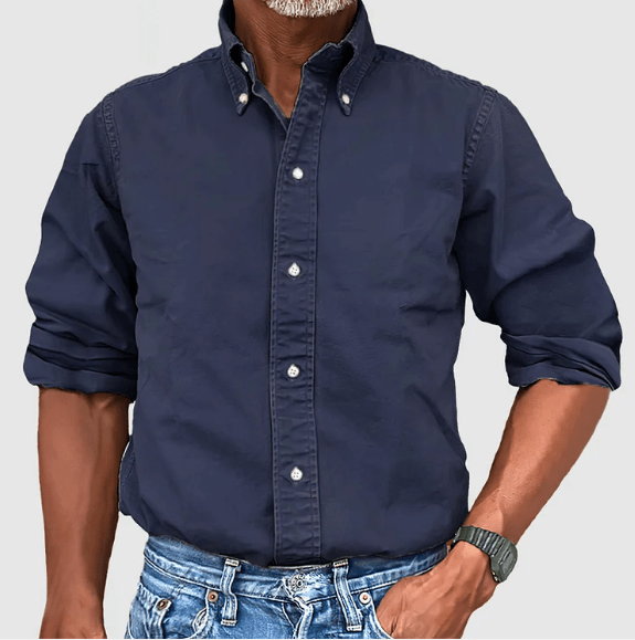 Klassisches Bürohemd für Herren im Frühling. Edles Langarmhemd für Männer, ein Must-have für Business-Looks.