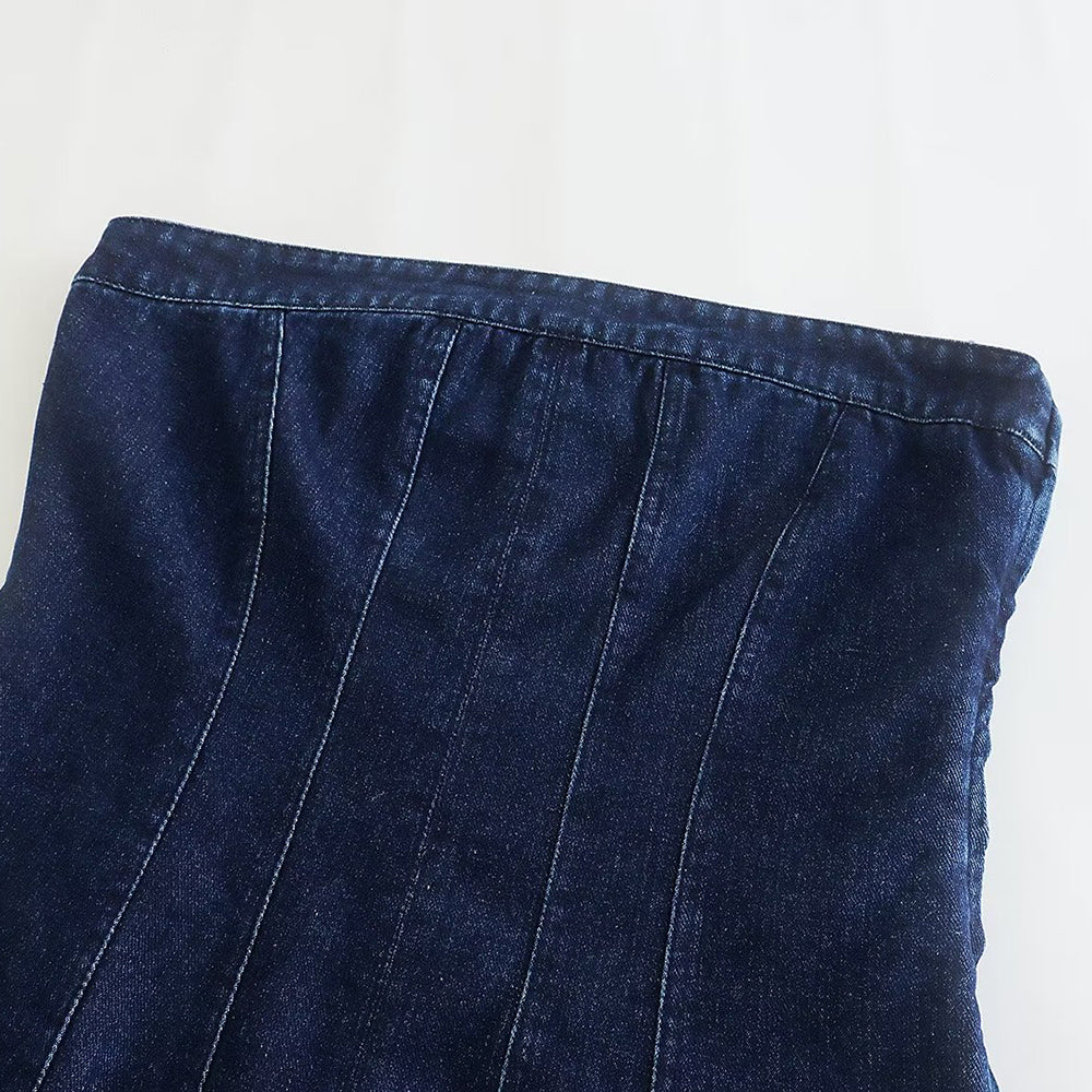 Figurbetontes trägerloses Sommerkleid für Damen. Bequem & stilvoll, ideal für den Sommeralltag.