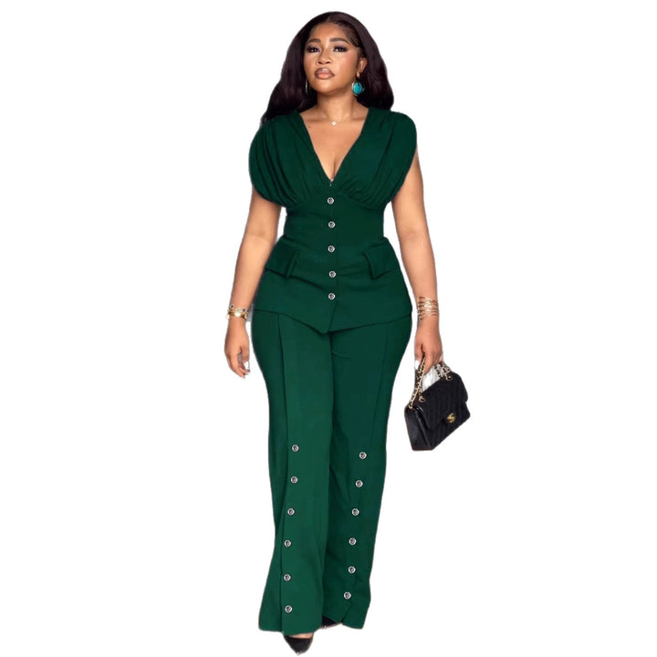 Detailaufnahme: Dunkelgrüner Damen Jumpsuit mit V-Ausschnitt, Puffärmeln & Knopfdetails, ideal für festliche Anlässe.