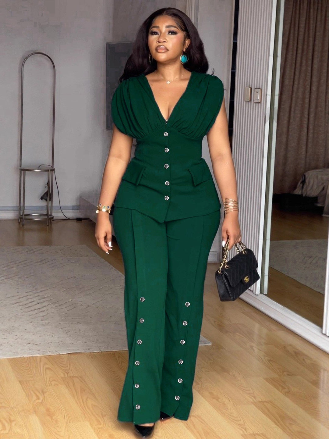 Moderner dunkelgrüner Damen Jumpsuit mit tiefem V-Ausschnitt, kurzen Puffärmeln & eleganten Knopfdetails.